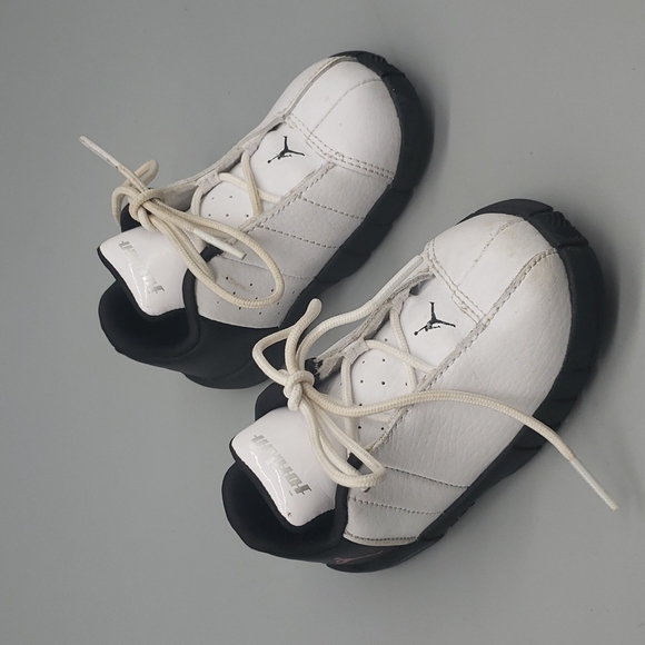 Nike Boys Air Jordan TE 2 Low White Black Basketball Shoes Size 5C - Picture 1 of 6